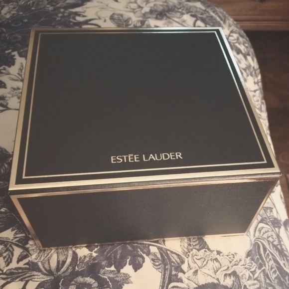 ESTEE LAUDER 8"x8" Gift Box with Tissue Paper - Picture 2 of 3